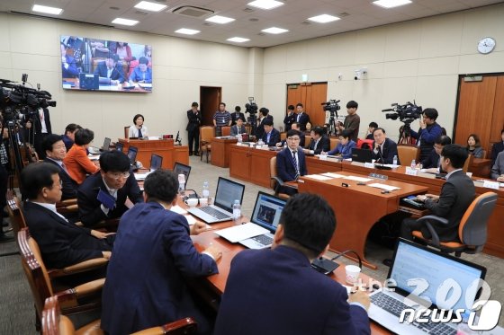 (서울=뉴스1) 김명섭 기자 = 29일 오후 서울 여의도 국회 정무위원회 회의장에서 정개특위 회의가 열리고 있다 2019.4.29/뉴스1 <저작권자 © 뉴스1코리아, 무단전재 및 재배포 금지>