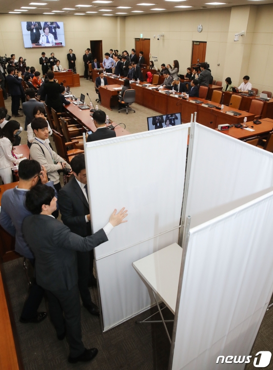 29일 오후 서울 여의도 국회 정무위원회 회의장에 열린 정치개혁특별위원회 회의에 투표소가 설치되어 있다. / 사진제공=뉴스1