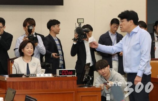 29일 밤 서울 여의도 국회 정무위 회의실에서 열린 정치개혁특위 회의 개의에 앞서 자유한국당 장제원 간사(오른쪽)가 심상정 위원장에게 항의하고 있다. /사진=이동훈 기자