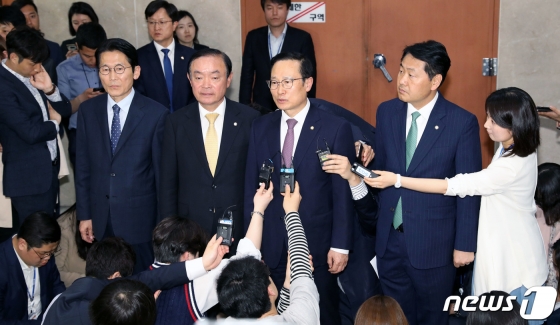 윤소하 정의당(왼쪽부터), 장병완 민주평화당,  홍영표 더불어민주당 김관영 바른미래당 원내대표가 22일 서울 여의도 국회 정론관에서 4당원내대표 합의사항을 발표한 후 걸어나오고 있다.  /사진=뉴스1