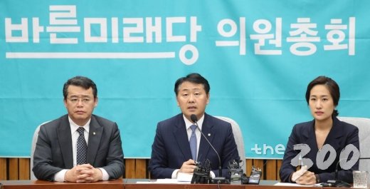 김관영 바른미래당 원내대표가 23일 서울 여의도 국회에서 열린 의원총회을 마친뒤 결과를 발표하고 있다. /사진=이동훈 기자