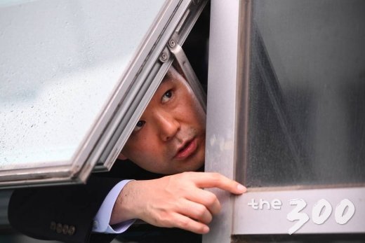 문희상 국회의장이 25일 국회 사법개혁특별위원회(사개특위) 바른미래당 간사인 오신환 의원의 사보임(상임위·특위 의원 교체)을 허가해 이에 반대하는 자유한국당 의원들이 다음 간사인 채이배 의원실을 점거하자 채이배 의원이 창문을 통해 기자들과 인터뷰하고 있다. /사진=이동훈 기자