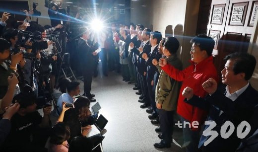 자유한국당 의원들이 25일 오후 서울 여의도 국회에서 정치·사법개혁 특별위원회가 열릴 것으로 예상되는 운영위원회 회의장을 봉쇄하고 구호를 외치고 있다. /사진=이동훈 기자