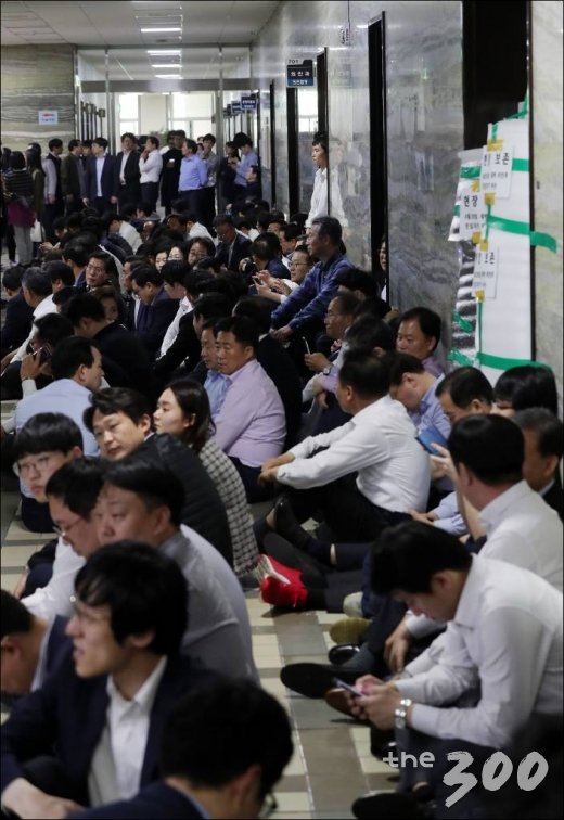나경원 자유한국당 원내대표를 비롯한 의원들이 26일 오전 서울 여의도 국회 의안과 앞을 지키고 있다. /사진=김창현 기자
