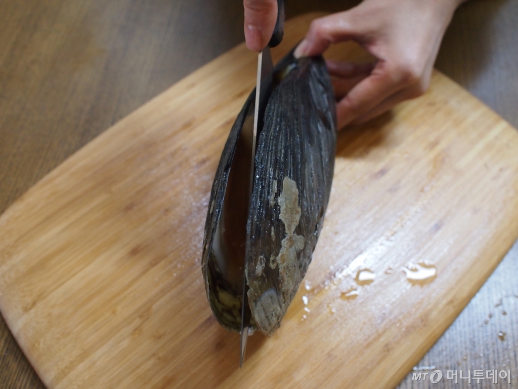 키조개 손질/사진= 함혜강 에디터