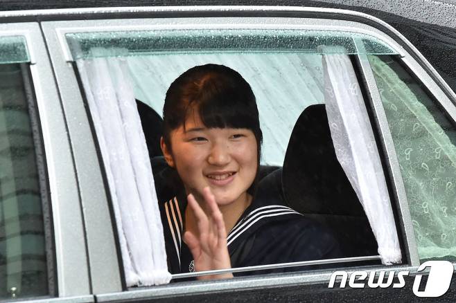 나루히토 일본 왕세자와 마사코 왕세자빈의 외동딸인 아이코 공주가 지난달 30일(현지시간) 도쿄 고쿄 내 영빈관인 마쓰노마에서 열린 아키히토 일왕의 퇴위식에 참석하기 위해 도착하고 있다./사진=뉴스1