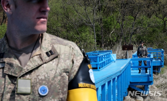 【판문점=뉴시스】사진공동취재단 = 판문점 공동경비구역(JSA) 견학이 재개된 1일 오전 장병들이 4.27 남북정상회담 당시 문재인 대통령과 김정은 북한 국무위원장이 친교산책 후 대화를 나눈 도보다리를 에서 경계근무를 서고 있다. 군은 ‘9.19’ 군사합의’에 따라 JSA 자유왕래를 위한 비무장화 조치를 위해 지난해 10월부터 일반인 안보견학을 일시 중단해 왔다. 2019.05.01.   photo@newsis.com