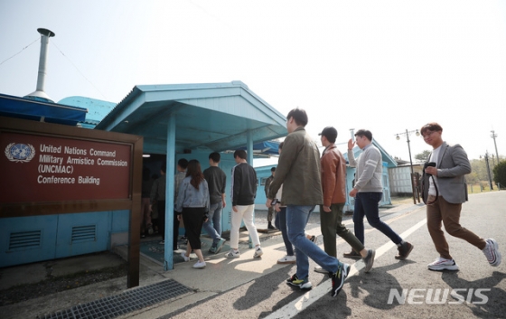 【판문점=뉴시스】사진공동취재단 = 판문점 공동경비구역(JSA) 견학이 재개된 1일 오전 안보견학을 온 관광객들이  T2(군사정전위원회 본회의실) 내부로 들어가고 있다. 군은 ‘9.19’ 군사합의’에 따라 JSA 자유왕래를 위한 비무장화 조치를 위해 지난해 10월부터 일반인 안보견학을 일시 중단해 왔다. 2019.05.01.   photo@newsis.com