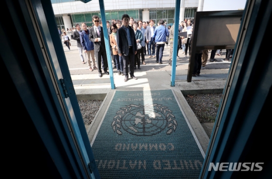 【판문점=뉴시스】사진공동취재단 = 판문점 공동경비구역(JSA) 견학이 재개된 1일 오전 안보견학을 온 관광객들이  T2(군사정전위원회 본회의실) 내부를 바라보고 있다. 군은 ‘9.19’ 군사합의’에 따라 JSA 자유왕래를 위한 비무장화 조치를 위해 지난해 10월부터 일반인 안보견학을 일시 중단해 왔다. 2019.05.01.  photo@newsis.com