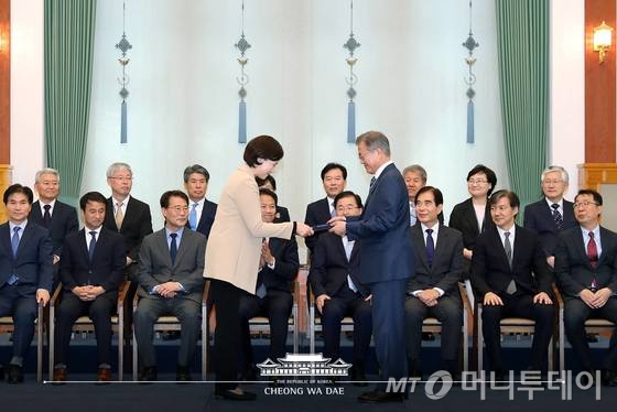 문재인 대통령이 지난해 10월2일 청와대에서 유은혜 부총리 겸 교육부 장관에게 임명장을 수여하고 있다./사진제공=청와대