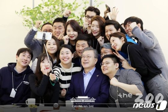 【서울=뉴시스】박진희 기자 = 문재인 대통령이 1월15일 오후 청와대 영빈관에서 열린 '2019 기업인과의 대화’를 마치고 기업인들과 청와대 경내를 산책하고 있다. 2019.01.15.   pak7130@newsis.com  <저작권자ⓒ 공감언론 뉴시스통신사. 무단전재-재배포 금지.>