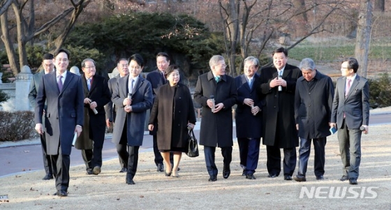 【서울=뉴시스】박주성 기자 = 김동연 당시 경제부총리(사진 가운데), 김현미 국토교통부 장관, 최종구 금융위원장, 한승희 국세청장 등이 지난해 9월13일 정부서울청사 브리핑실에서 주택시장 안정대책을 발표를 하고 있다. 2018.09.13.   photo@newsis.com  <저작권자ⓒ 공감언론 뉴시스통신사. 무단전재-재배포 금지.>