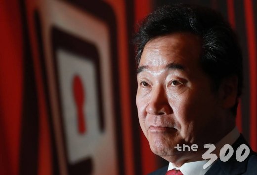 이낙연 국무총리가 지난달 24일 오후 서울 여의도 콘래드호텔에서 열린 머니투데이미디어 글로벌 콘퍼런스 2019 키플랫폼(K.E.Y. PLATFORM) 리셉션에 참석해 생각에 잠겨 있다. /사진=이동훈 기자