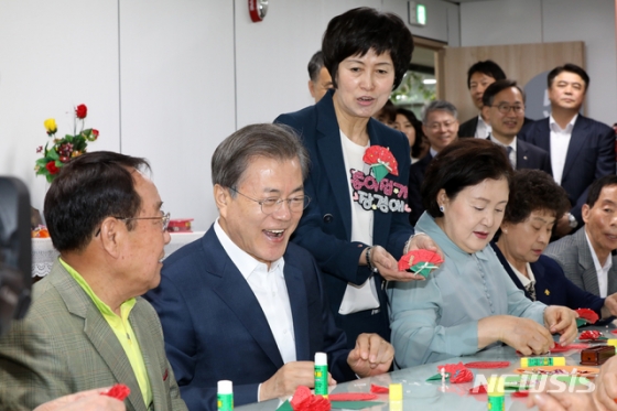 【서울=뉴시스】박진희 기자 = 문재인 대통령과 부인 김정숙 여사가 어버이날을 하루 앞둔 7일 서울 금천구 치매안심센터에서 치매환자, 가족들과 함께 종이 카네이션 만들기 인지프로그램에 참여하고 있다. 2019.05.07.  pak7130@newsis.com