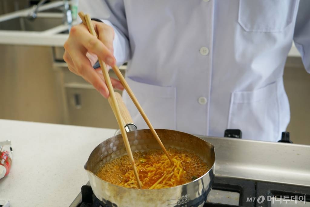 농심 신라면 건면 개발자가 직접 라면을 끓이고 있는 모습. / 사진제공=농심