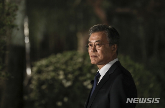 【서울=뉴시스】전신 기자 = 문재인 대통령이 9일 오후 청와대 상춘재에서 열린 문재인 정부 2년 특집 대담 ‘대통령에게 묻는다’ 출연에 앞서 사회자를 기다리고 있다. 2019.05.09. (사진=청와대 제공)   photo@newsis.com