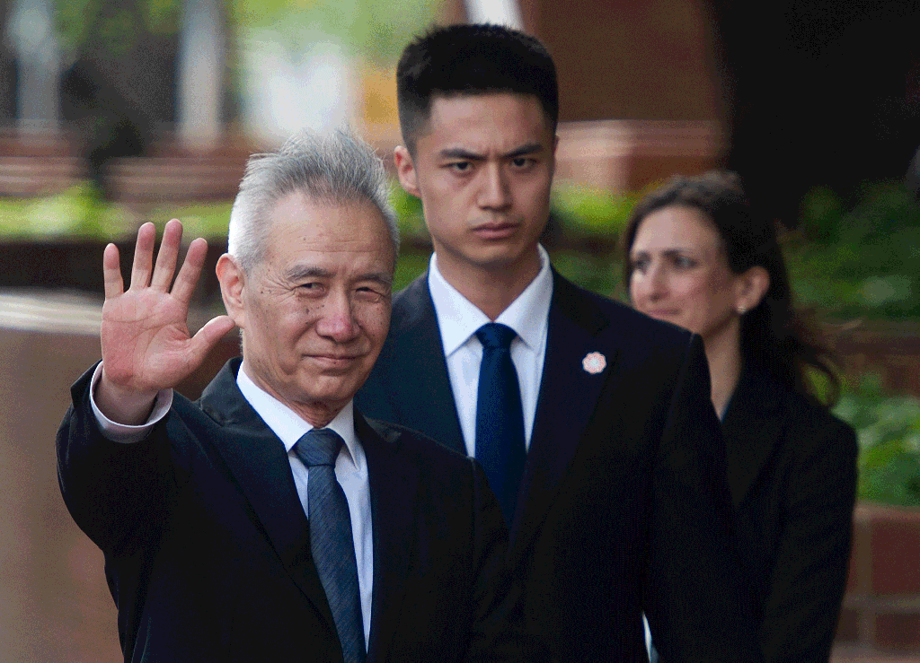 미 USTR 청사에 도착한 류 부총리가 손을 들어 인사하고 있다. /AFPBBNews=뉴스1