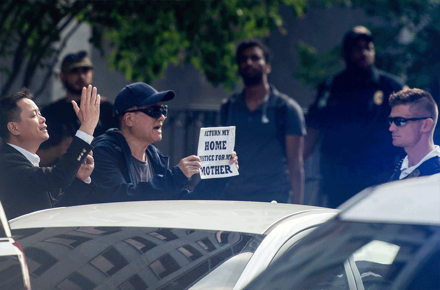 류 부총리가 미 USTR 청사에 도착하자 반중(反中) 시위대와 친중(親中) 시위대가 섞여 다툼을 벌였다. /AFPBBNews=뉴스1