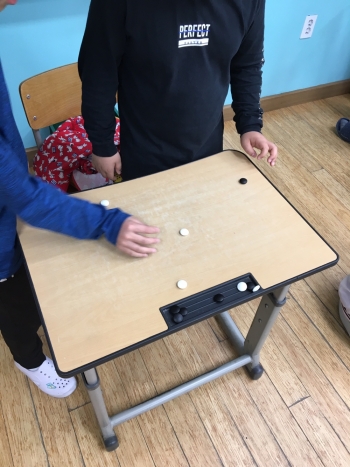 12살, 초등학교 5학년, 책상서 '알까기' 하는 게 그냥 좋을 나이./사진=남형도 기자