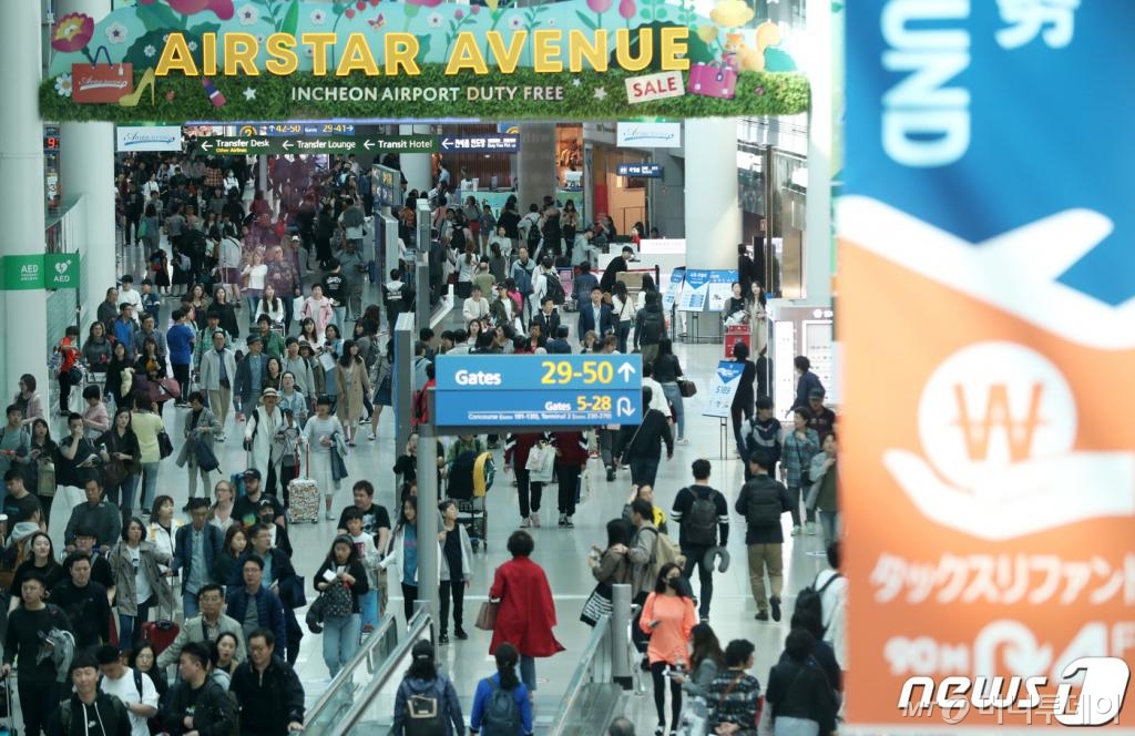 (인천공항=뉴스1) 오장환 기자 = 어린이날 황금연휴를 하루 앞둔 3일 오전 인천 중구 인천국제공항 면세점이 여행객들로 북적이고 있다. 2019.5.3/뉴스1  <저작권자 © 뉴스1코리아, 무단전재 및 재배포 금지>