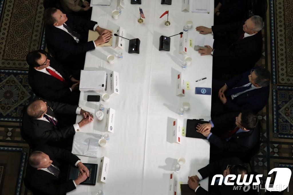 (워싱턴 AFP=뉴스1) 우동명 기자 = 스티븐 므누신 재무장관과 로버트 라이트하이저 USTR 대표, 래리 커들로 백악관 국가경제위원장 등이 21일(현지시간) 워싱턴 백악관에서 류허 중국 부총리와의 미·중 고위급 무역 협상에 참석하고 있다. 양국은 이날부터 기술이전 강요, 지식재산권, 서비스, 환율, 농업, 비관세 무역장벽 등 핵심 쟁점 6개에 대한 MOU 초안을 작성하는 작업에 돌입했다.   © AFP=뉴스1  <저작권자 © 뉴스1코리아, 무단전재 및 재배포 금지>