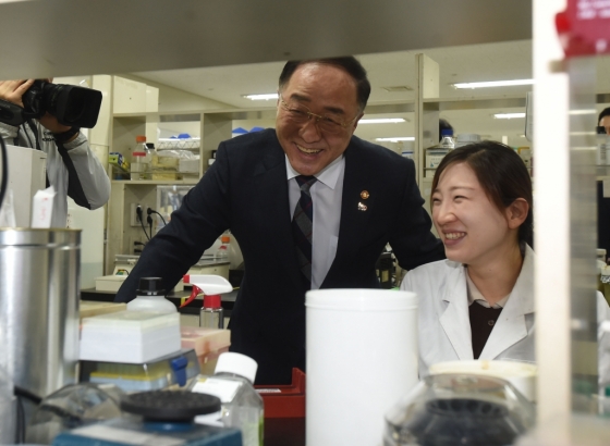 홍남기 경제부총리 겸 기획재정부 장관이 올 2월 27일 경기도 판교 코리아바이오파크를 방문, 입주기업인 크리스탈지노믹스 실험실에서 연구원과 대화를 나누고 있다./사진제공=기획재정부