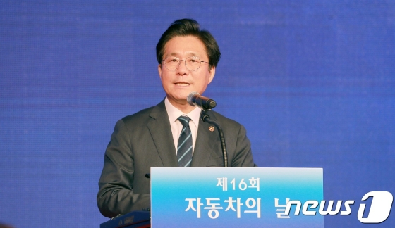 성윤모 산업통상자원부 장관이 10일 오전 그랜드인터콘티넨탈 서울 파르나스 그랜드볼룸에서 열린 제16회 자동차의 날 기념식에서 축사하고 있다. (산업통상자원부 제공) 2019.5.10/뉴스1  <저작권자 ⓒ 뉴스1코리아, 무단전재 및 재배포 금지>