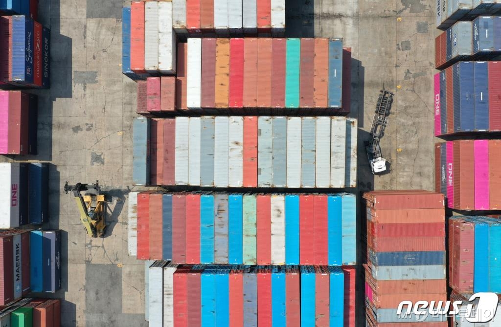 (의왕=뉴스1) 조태형 기자 = 미국이 지난 10일 중국 제품에 대한 관세율을 높인데 이어 중국도 관세율을 높이는 등 미중 무역전쟁이 격화될 조짐을 보여 한국 수출 시장에도 영향이 미칠 것으로 예측된다. 14일 오전 경기도 의왕 내륙컨테이너기지에 수출을 기다리는 컨테이너들이 가득 들어차 있다. 2019.5.14/뉴스1 <저작권자 © 뉴스1코리아, 무단전재 및 재배포 금지>