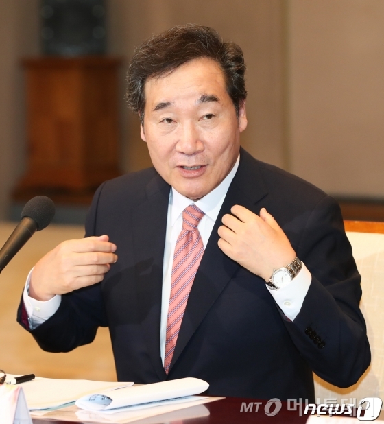 (서울=뉴스1) 허경 기자 = 이낙연 국무총리가 15일 서울 중구 프레스센터에서 열린 ‘이 총리 초청 편집인협회 토론회’에서 참석자들과 대화를 나누고 있다. 2019.5.15/뉴스1  <저작권자 ⓒ 뉴스1코리아, 무단전재 및 재배포 금지>