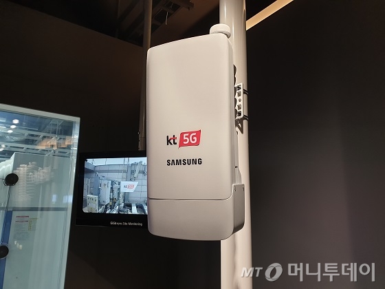 평창동계올림픽 시범서비스 당시보다 경량화 된 28㎓ 5G 기지국 장비/사진=김세관 기자.