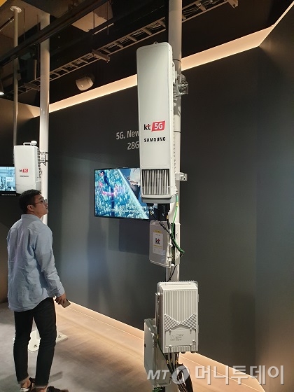 KT의 3.5㎓ 5G 기지국 장비 32TRX 모습. 안테나로 불리는 RU가 한 개 달린 전형적인 모습/사진=김세관 기자.