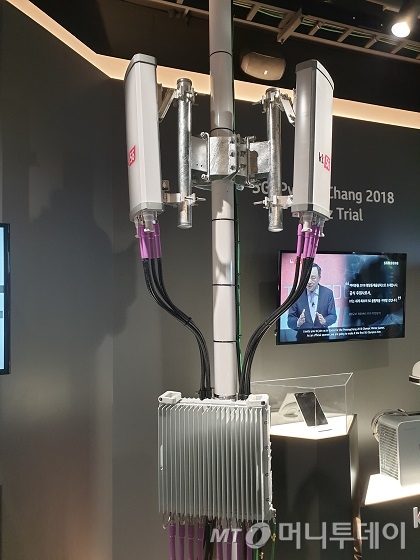 KT의 3.5㎓ 5G 장비 8T8R 모델의 모습. 안테나로 불리는 RU가 두 개 달려 있는 모습/사진=김세관 기자.