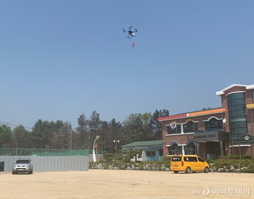 구조용 튜브를 떨어뜨리는 드론/사진=김주현 기자