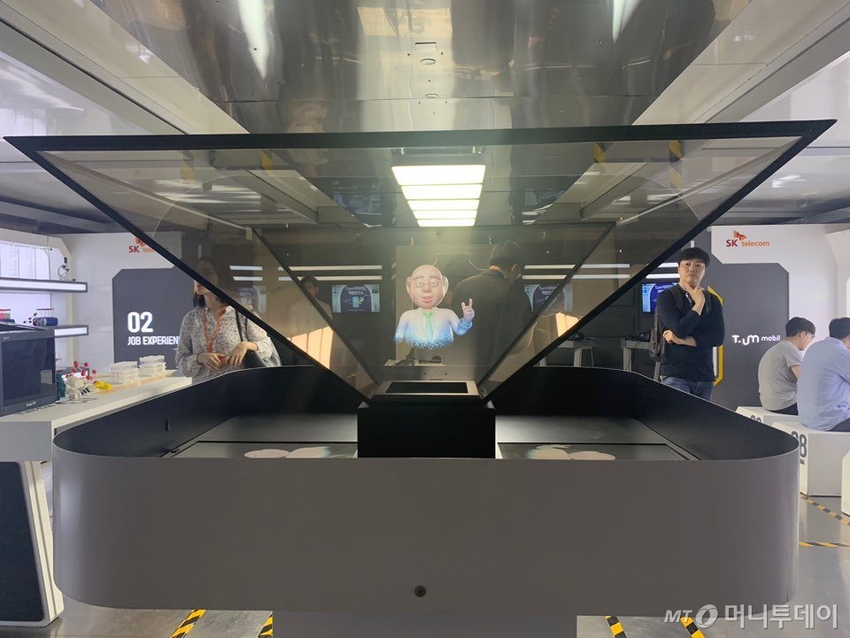 티움 모바일 체험관 입구에 있는 연구소장 홀로그램/사진=김주현 기자