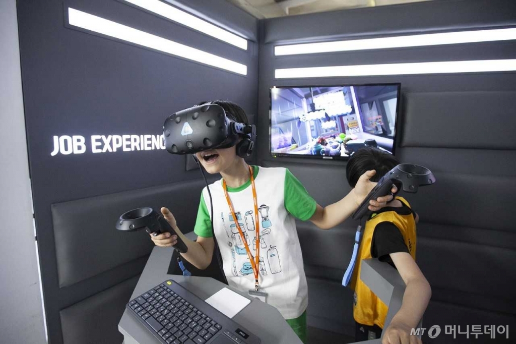 인흥초등학교 학생들이 SK텔레콤 '티움(T.um) 모바일' 미래 직업 연구소를 체험하고 있는 모습./사진=SK텔레콤