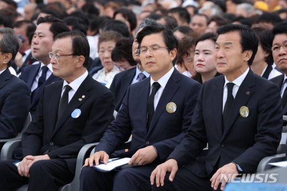 【광주=뉴시스】박진희 기자 = 더불어민주당 이해찬(왼쪽부터), 자유한국당 황교안, 바른미래당 이해찬 대표가 18일 오전 광주 북구 국립5·18민주묘지에서 열린 '제39주년 5·18민주화운동 기념식'에 참석해 자리하고 있다. 2019.05.18.   pak7130@newsis.com