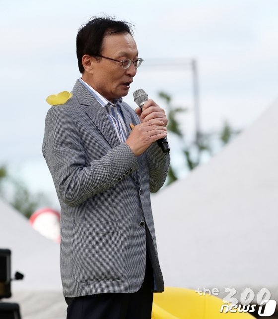 이해찬 더불어민주당 대표가 18일 오후 서울 광화문광장에서 열린 고 노무현 대통령 서거 10주기 시민문화제에서 인사말을 하고 있다. /사진=뉴스1