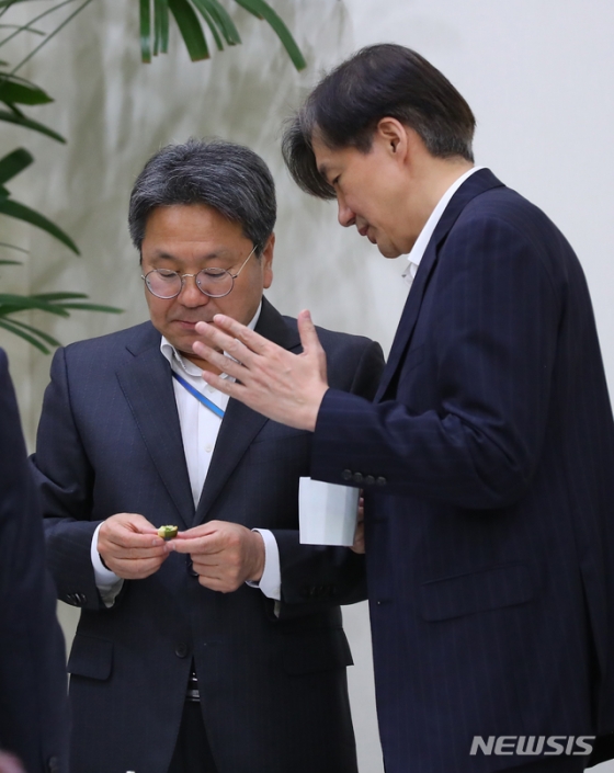 【서울=뉴시스】전신 기자 = 조국 민정수석과 강기정 정무수석이 29일 청와대 여민관에서 열린 수석보좌관회의에 앞서 대화하고 있다. 2019.04.29.   photo1006@newsis.com