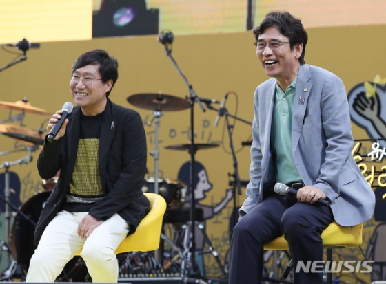 【서울=뉴시스】김진아 기자 = 18일 오후 서울 광화문광장에서 열린 고 노무현 대통령 서거 10주기 시민문화제에서 유시민 노무현재단 이사장과 양정철 민주연구원장이 토크콘서트를 하고 있다. 2019.05.18.    bluesoda@newsis.com