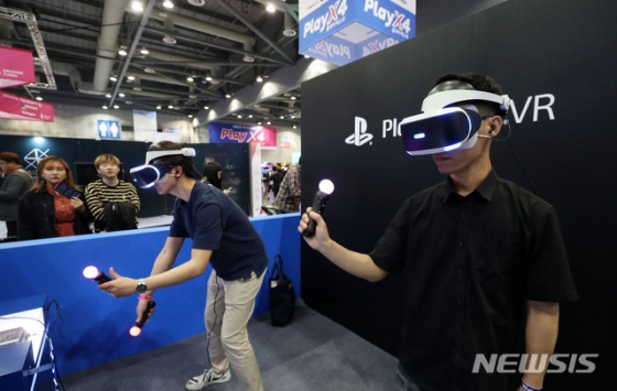 2019 플레이엑스포(PlayX4)가 열린 경기 고양시 일산서구 킨텍스 제2전시장에서 관람객들이 게임을 즐기고 있다.