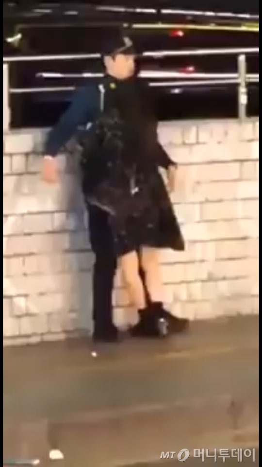 이달 초 인터넷 커뮤니티에 올라온 경찰의 만취 취객여성 대응 영상. 영상 속 남성 경찰관이 만취한 취객에게 무대응으로 일관하고 있다. /영상=인터넷 커뮤니티 캡처