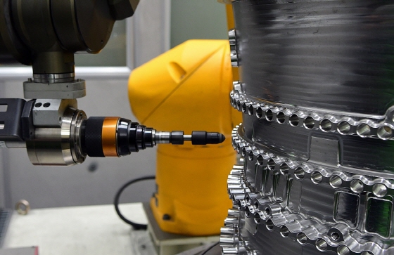 한화에어로스페이스 창원 공장에서 로봇이 항공엔진 부품을 정밀 가공하고 있다./사진제공=한화에어로스페이스