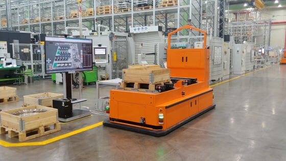 자재를 실은 무인운반로봇(AGV: Automated Guided Vehicle)이 한화에어로스페이스 창원공장 내부를 이동중이다./사진제공=한화에어로스페이스