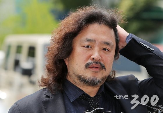 방송인 김어준 씨가 24일 오전 경기도 성남시 분당경찰서에서 이재명 경기도지사의 ‘여배우 스캔들’과 관련해 참고인 신분으로 조사를 받기위해 출석하며 취재진의 질문에 답하고 있다.  김씨는 지난 2010년 11월 배우 김부선 씨를 인터뷰하면서 '성남에 사는 한 남자와 만난(사귄) 사실이 있다'는 취지의 내용을 보도했다. 2018.7.24/뉴스1  <저작권자 © 뉴스1코리아, 무단전재 및 재배포 금지>