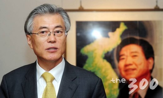 문재인 사람사는세상 노무현재단 이사장이 12일 오후 서울 종로구 인사동 서울미술관에서 열린 '故 노무현 대통령 2주기 추모전시회'에서 인사말을 하고 있다 / 사진제공=뉴시스