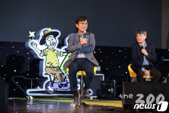 (부산=뉴스1) 여주연 기자 = 유시민 노무현재단 이사장, 강원국 작가가 19일 오후 부산 해운대구 영화의 전당 야외극장에서 열린 '노무현 전 대통령 서거 10주기 시민문화제'에서 발언을 하고 있다. 2019.5.19/뉴스1  <저작권자 © 뉴스1코리아, 무단전재 및 재배포 금지>