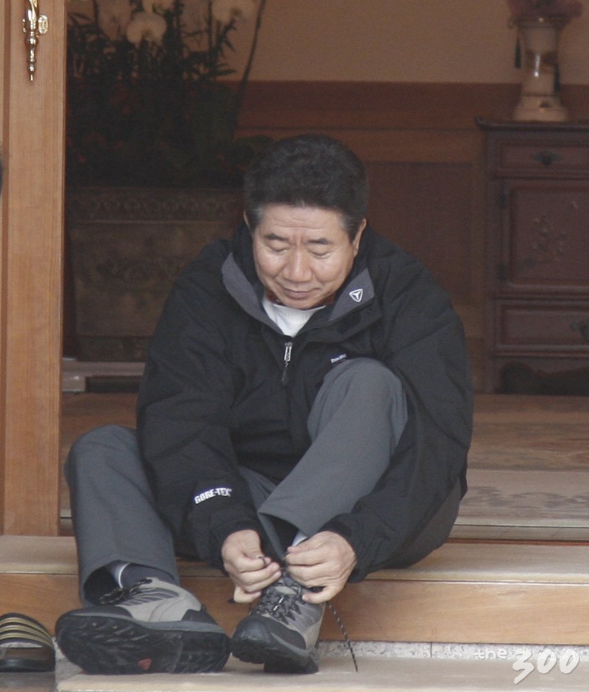 노무현 전 대통령이 임기말인 2008년 1월13일 산행을 위해 등산화 끈을 묶고있다./청와대·노무현재단