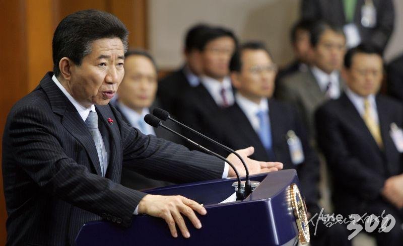 지난해 9월20일 오전 문재인 대통령과 김정은 국무위원장이 백두산 정상인 장군봉에 올라 손을 맞잡아 들어올리고 있다./사진=평양사진공동취재단