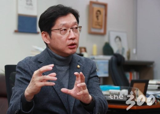  유시민 노무현재단 이사장이 지난달 23일 오전 서울 마포구 노무현재단에서 열린 고(故) 노무현 전 대통령 서거 10주기 기자간담회에 참석하고 있다./사진=홍봉진 기자