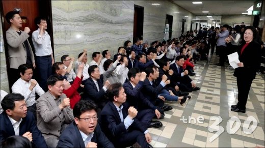 18일 오후 서울 광화문광장에서 열린 고 노무현 대통령 서거 10주기 시민문화제에서 유시민 노무현재단 이사장과 양정철 민주연구원장이 김어준씨의 사회로 토크콘서트를 하고 있다. 노무현재단은 올해 10주기 추모행사 주제를 '새로운 노무현'으로 정하고 애도와 추모를 뛰어넘어 깨어있는 시민들이 '사람 사는 세상'의 꿈을 갖고 새로운 미래로 나아가는 원년으로 삼자고 밝혔다./사진=뉴스1